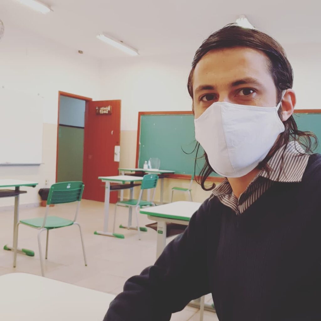 Professor na antiga escola